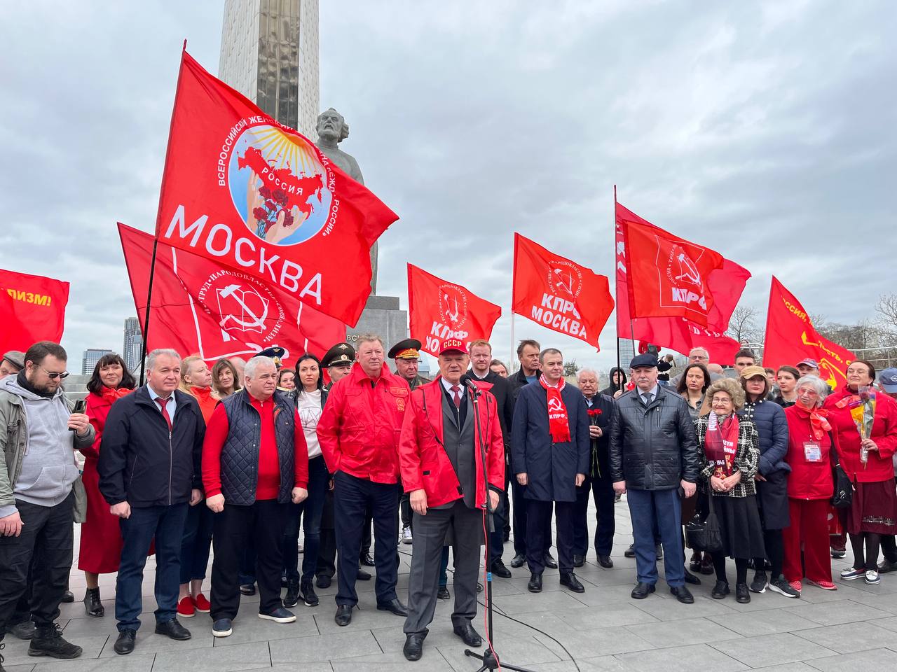 Цветы – основоположникам космической эры и героям-космонавтам! (12.04.2024)