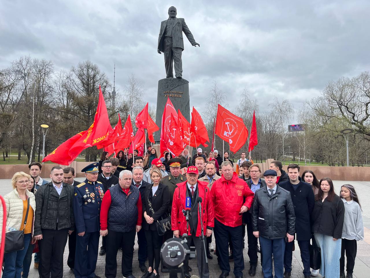 Цветы – основоположникам космической эры и героям-космонавтам! (12.04.2024)