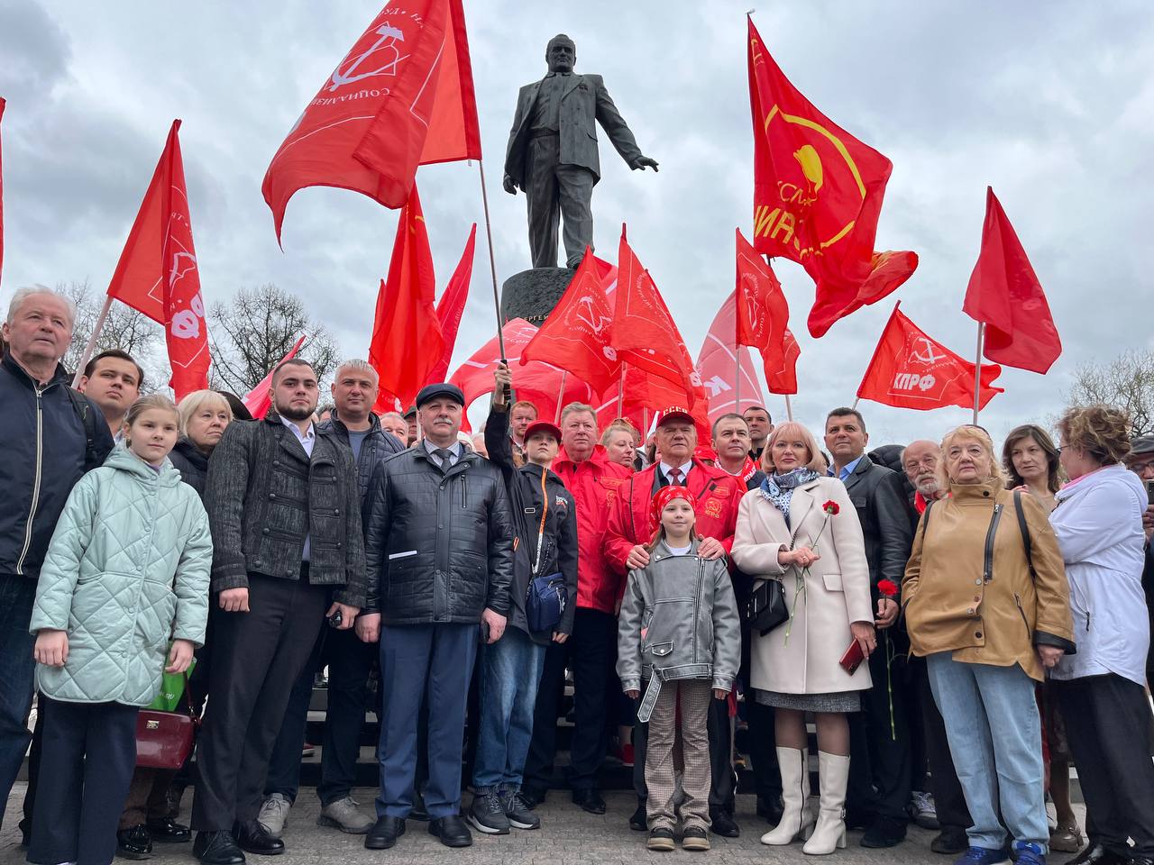 Цветы – основоположникам космической эры и героям-космонавтам! (12.04.2024)