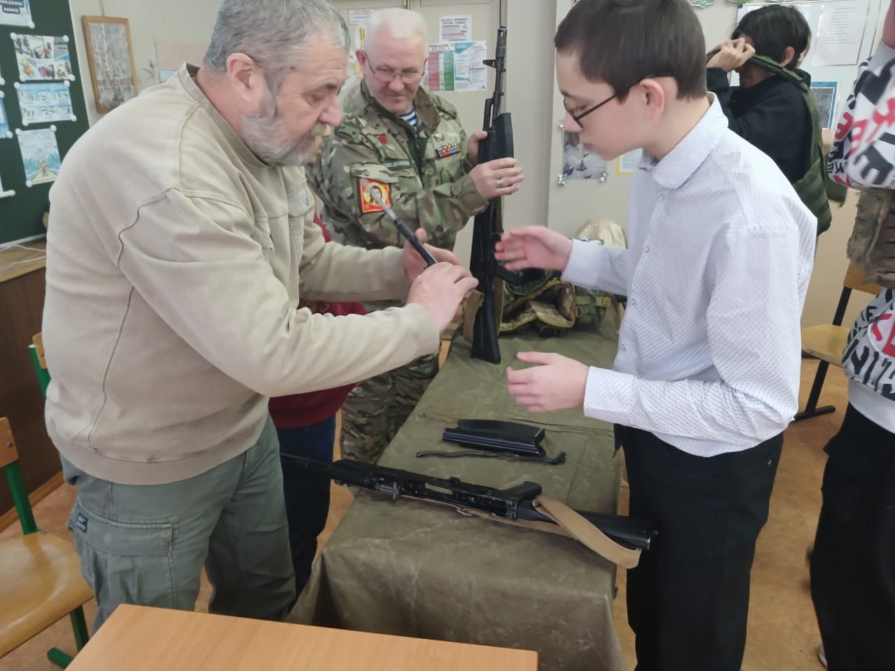 Воскресенская партийная организация КПРФ продолжает занятия со школьниками по программе - уроки мужества