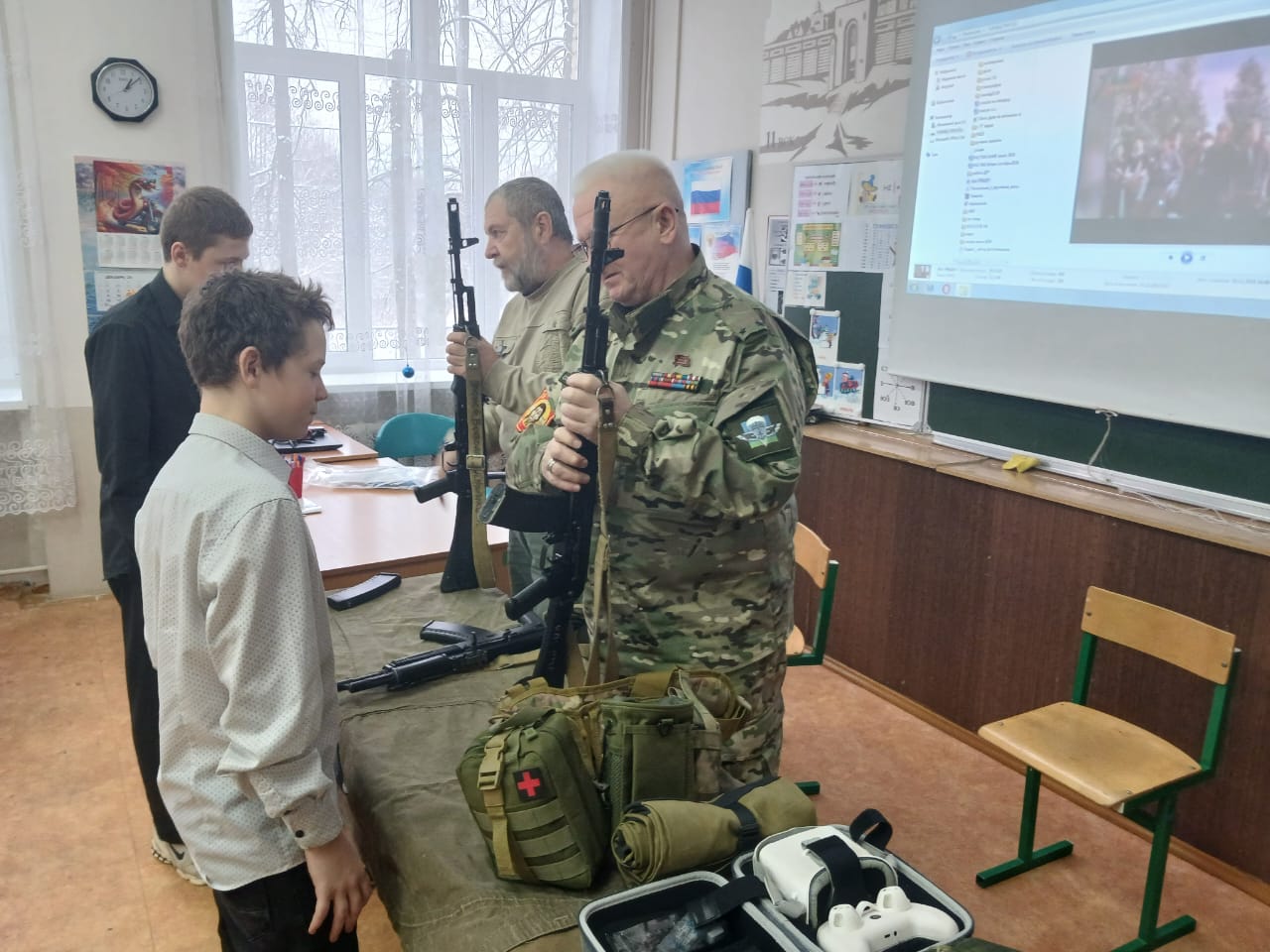 Воскресенская партийная организация КПРФ продолжает занятия со школьниками по программе - уроки мужества