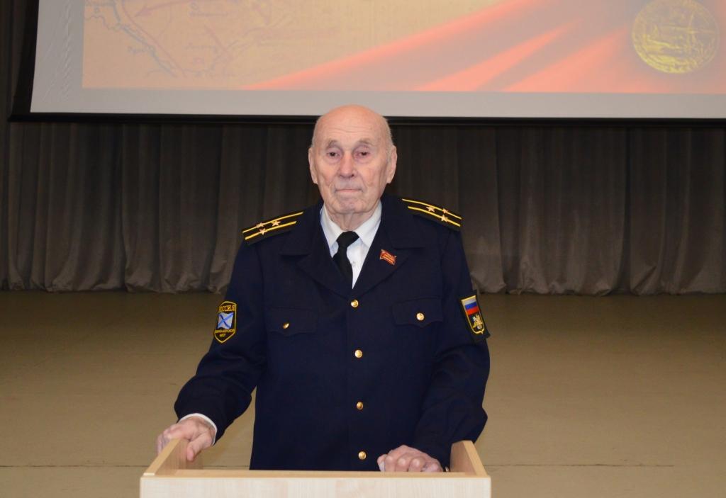 Советский офицер провел урок мужества