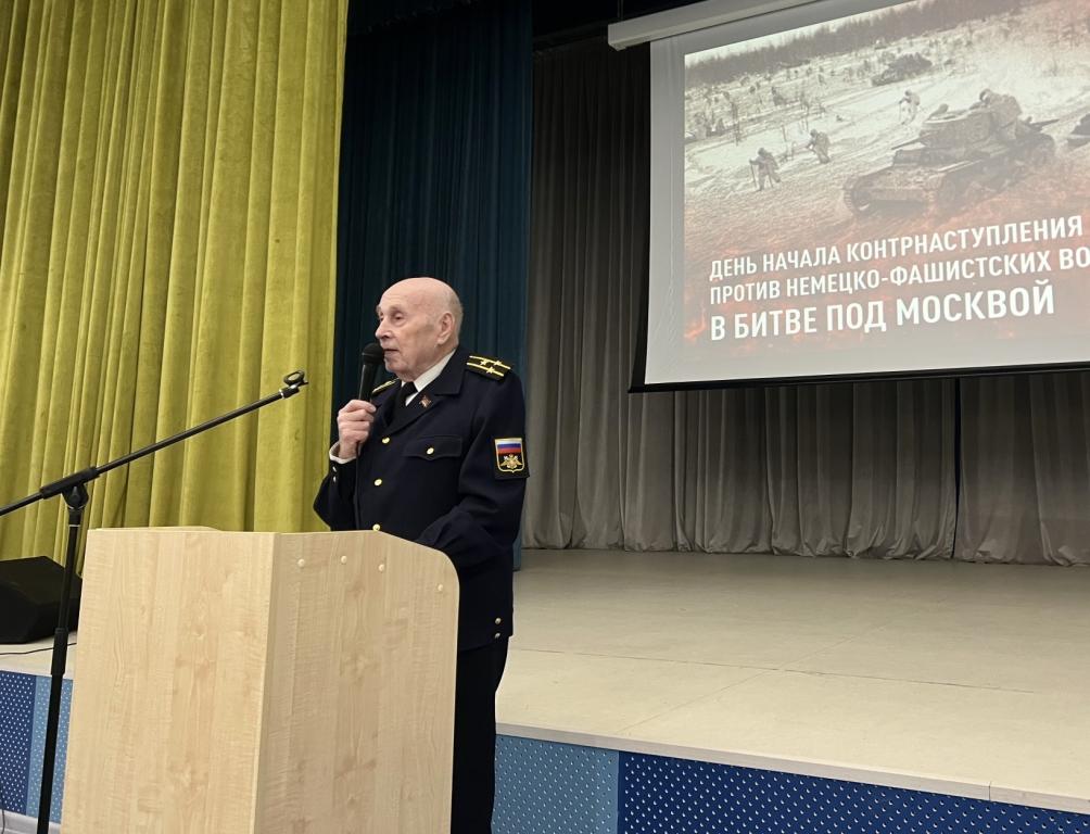 Советский офицер провел урок мужества