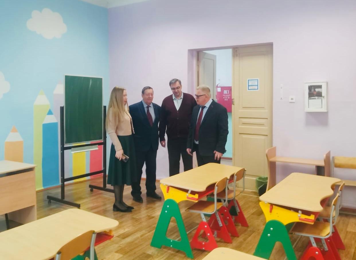 Педагоги центра допобразования в микрорайоне Ожерелье поблагодарили руководителя фракции КПРФ Александра Наумова за помощь учреждению