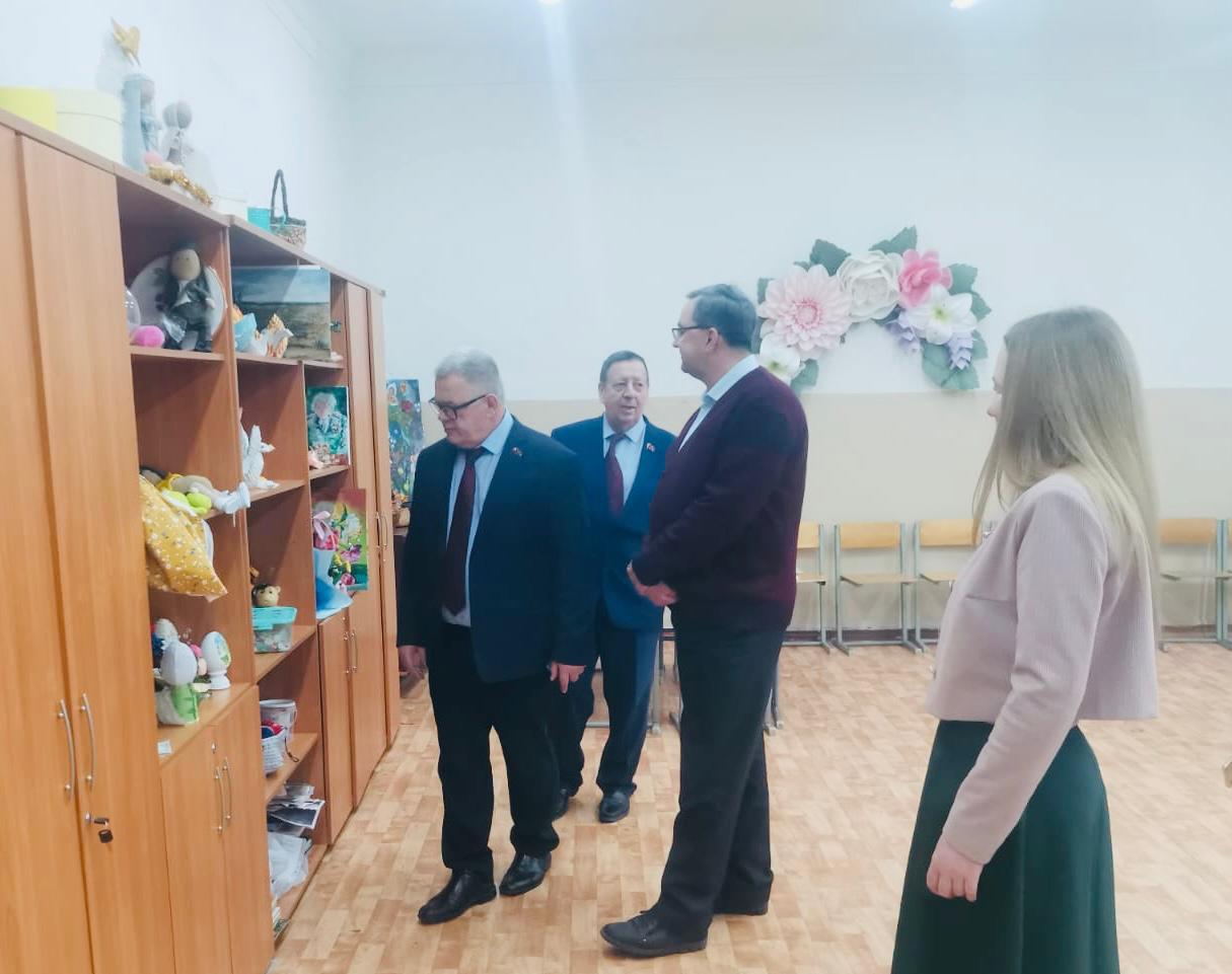 Педагоги центра допобразования в микрорайоне Ожерелье поблагодарили руководителя фракции КПРФ Александра Наумова за помощь учреждению