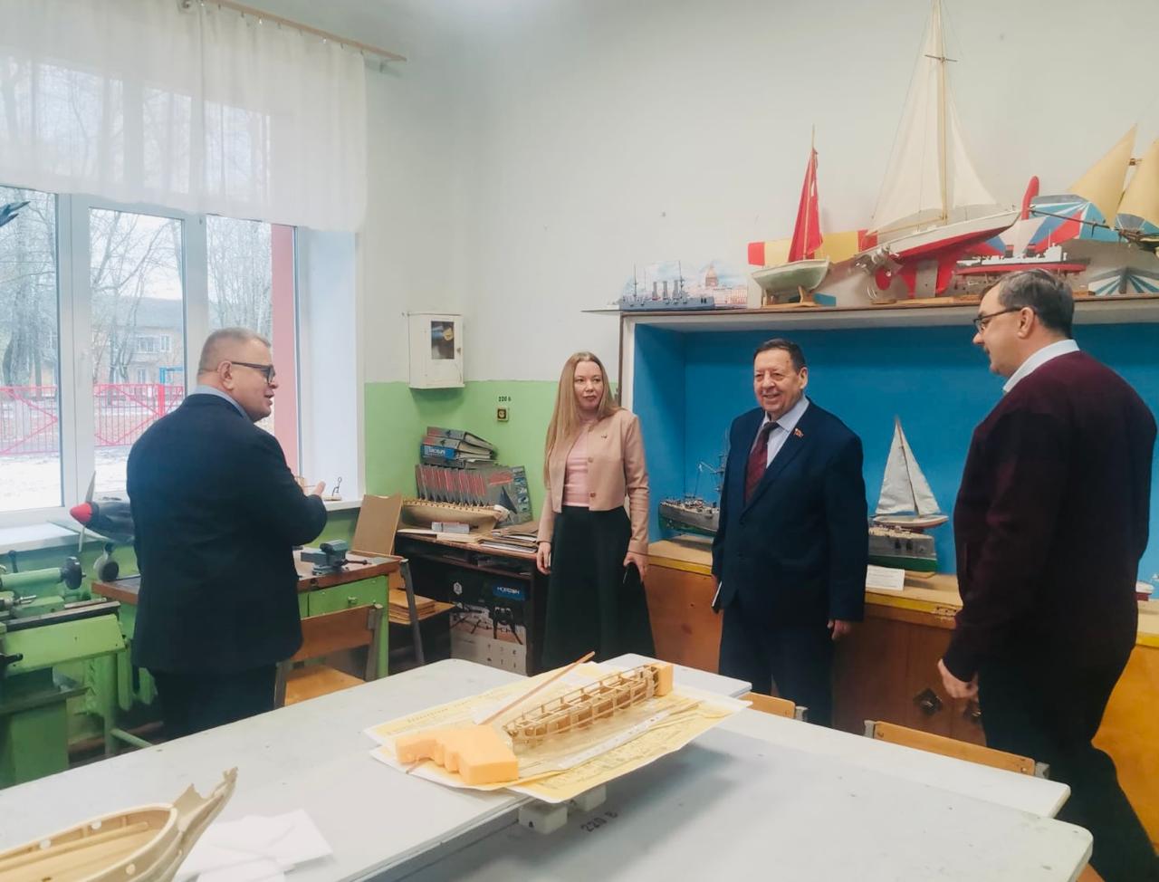Педагоги центра допобразования в микрорайоне Ожерелье поблагодарили руководителя фракции КПРФ Александра Наумова за помощь учреждению