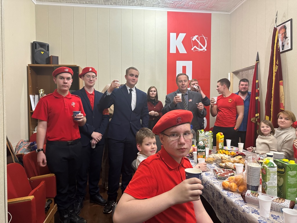 В Королёвском городском отделении КПРФ отпраздновали уже ставшее традиционным ежегодное мероприятие Юнармейский Новый год