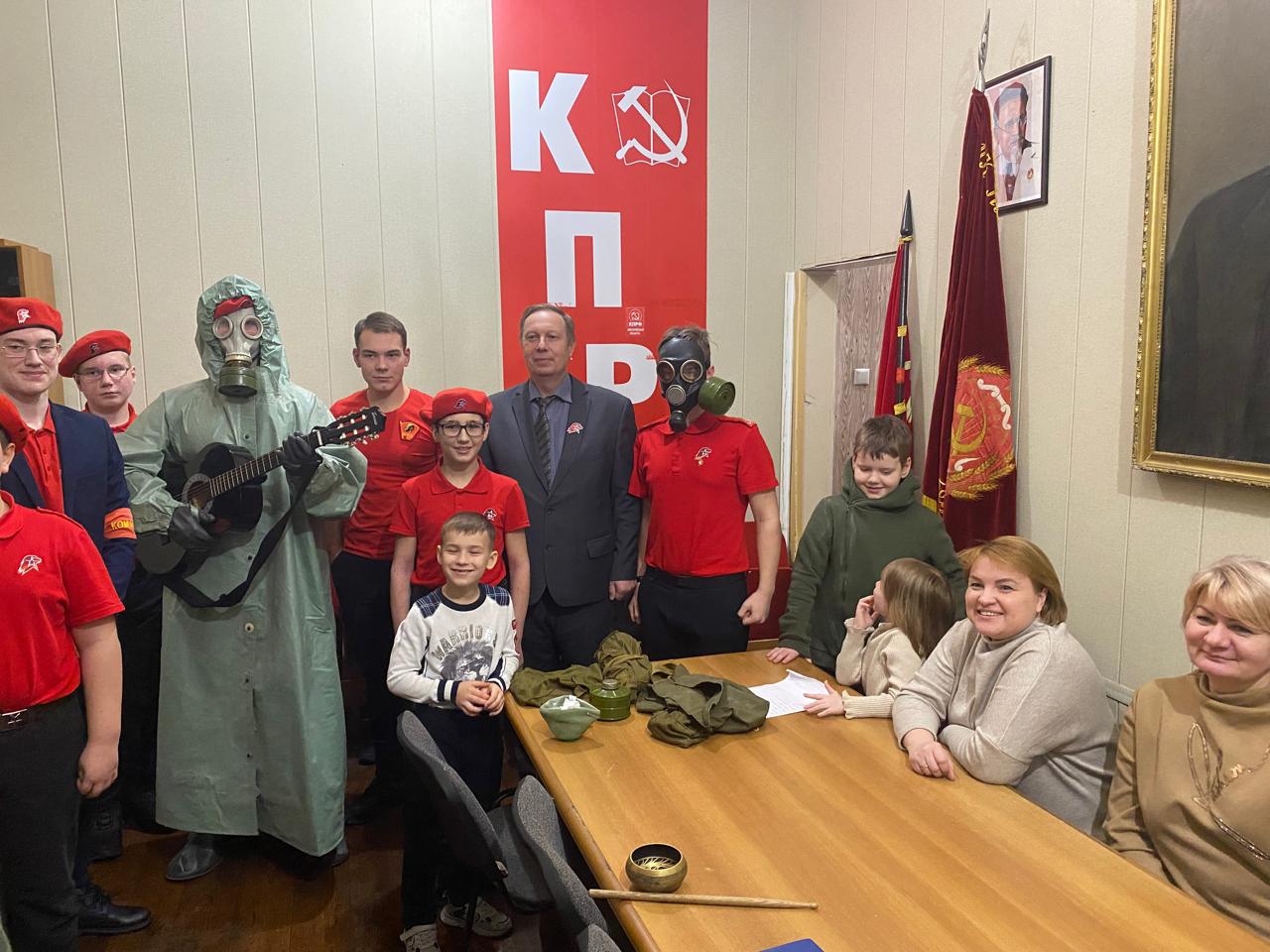 В Королёвском городском отделении КПРФ отпраздновали уже ставшее традиционным ежегодное мероприятие Юнармейский Новый год