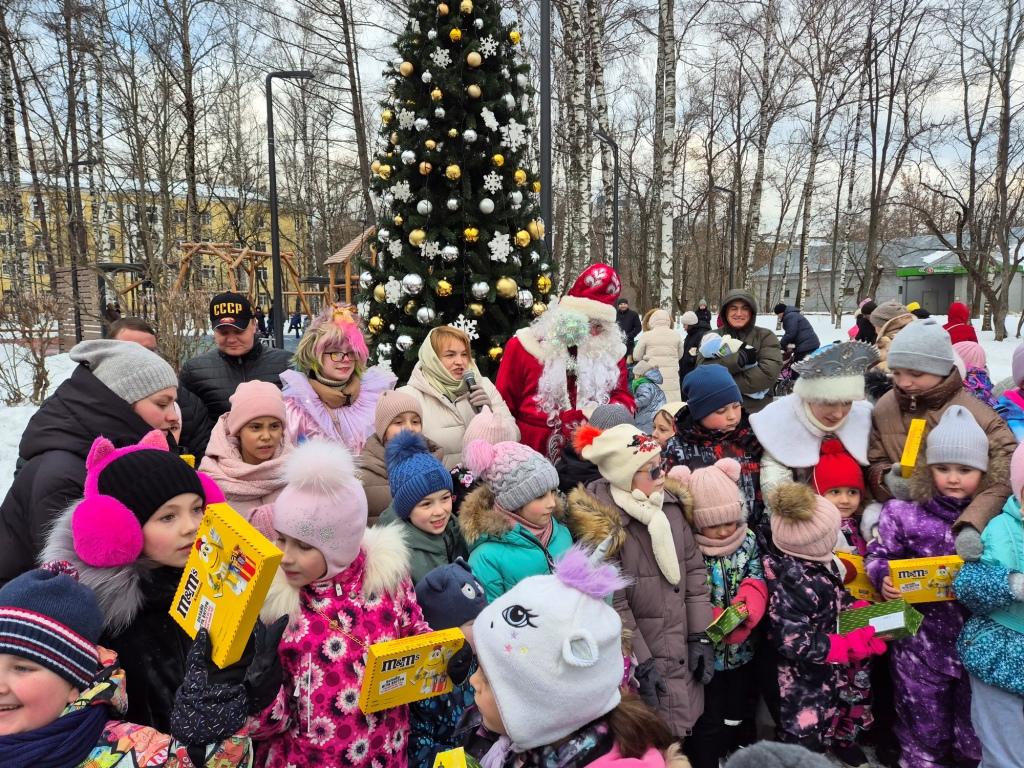 Фракция КПРФ Совета депутатов г.о. Королёв, возрождая советские традиции, провела уличный новогодний утренник для детей и взрослых