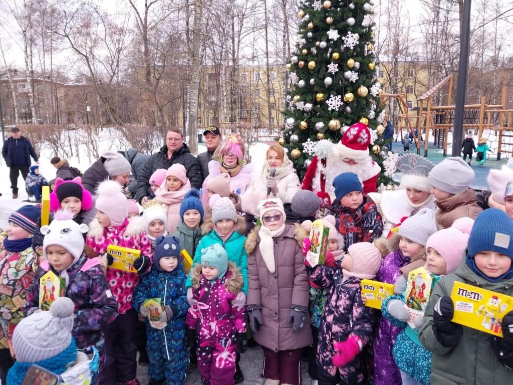 Фракция КПРФ Совета депутатов г.о. Королёв, возрождая советские традиции, провела уличный новогодний утренник для детей и взрослых