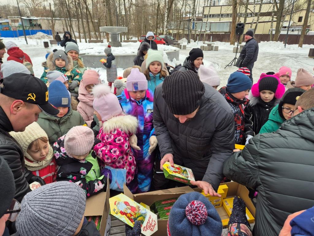 Фракция КПРФ Совета депутатов г.о. Королёв, возрождая советские традиции, провела уличный новогодний утренник для детей и взрослых