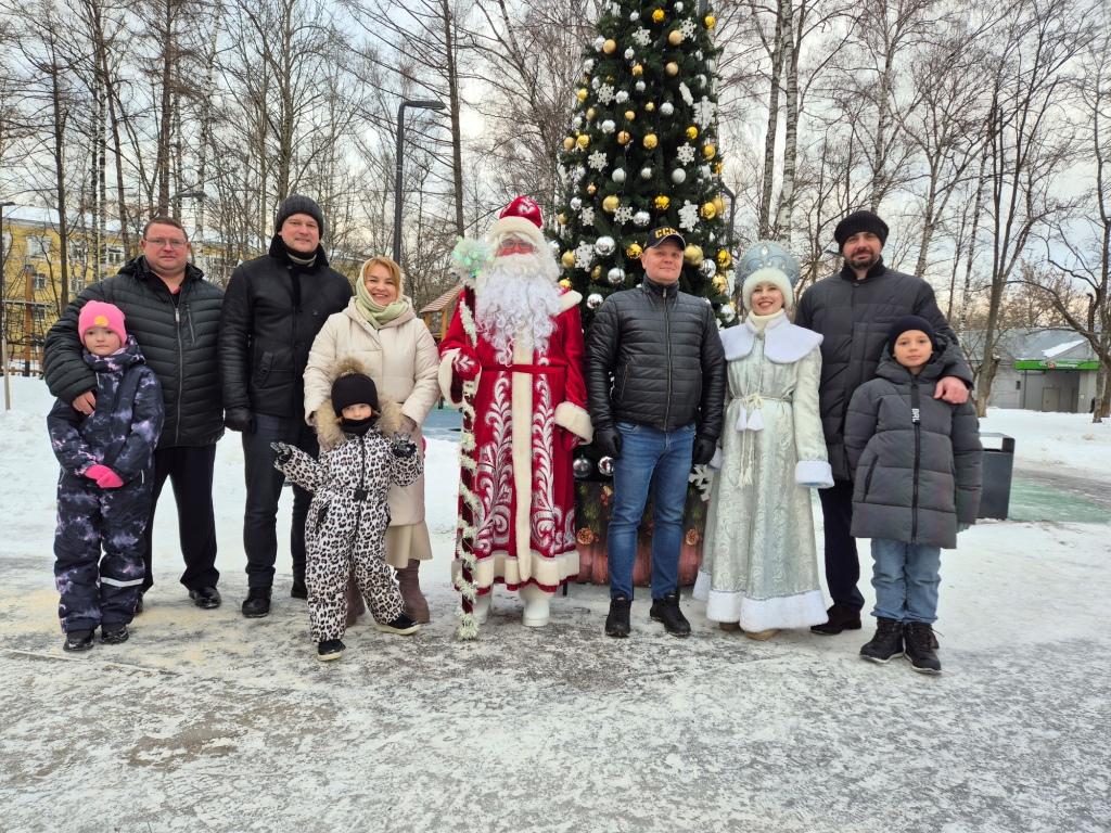 Фракция КПРФ Совета депутатов г.о. Королёв, возрождая советские традиции, провела уличный новогодний утренник для детей и взрослых