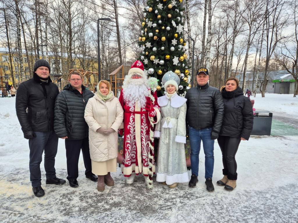 Фракция КПРФ Совета депутатов г.о. Королёв, возрождая советские традиции, провела уличный новогодний утренник для детей и взрослых