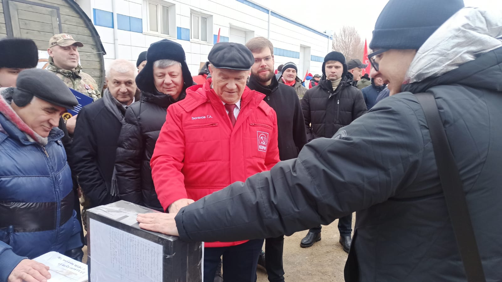 Серпуховские коммунисты приняли участие в отправке 132-го гумконвоя КПРФ