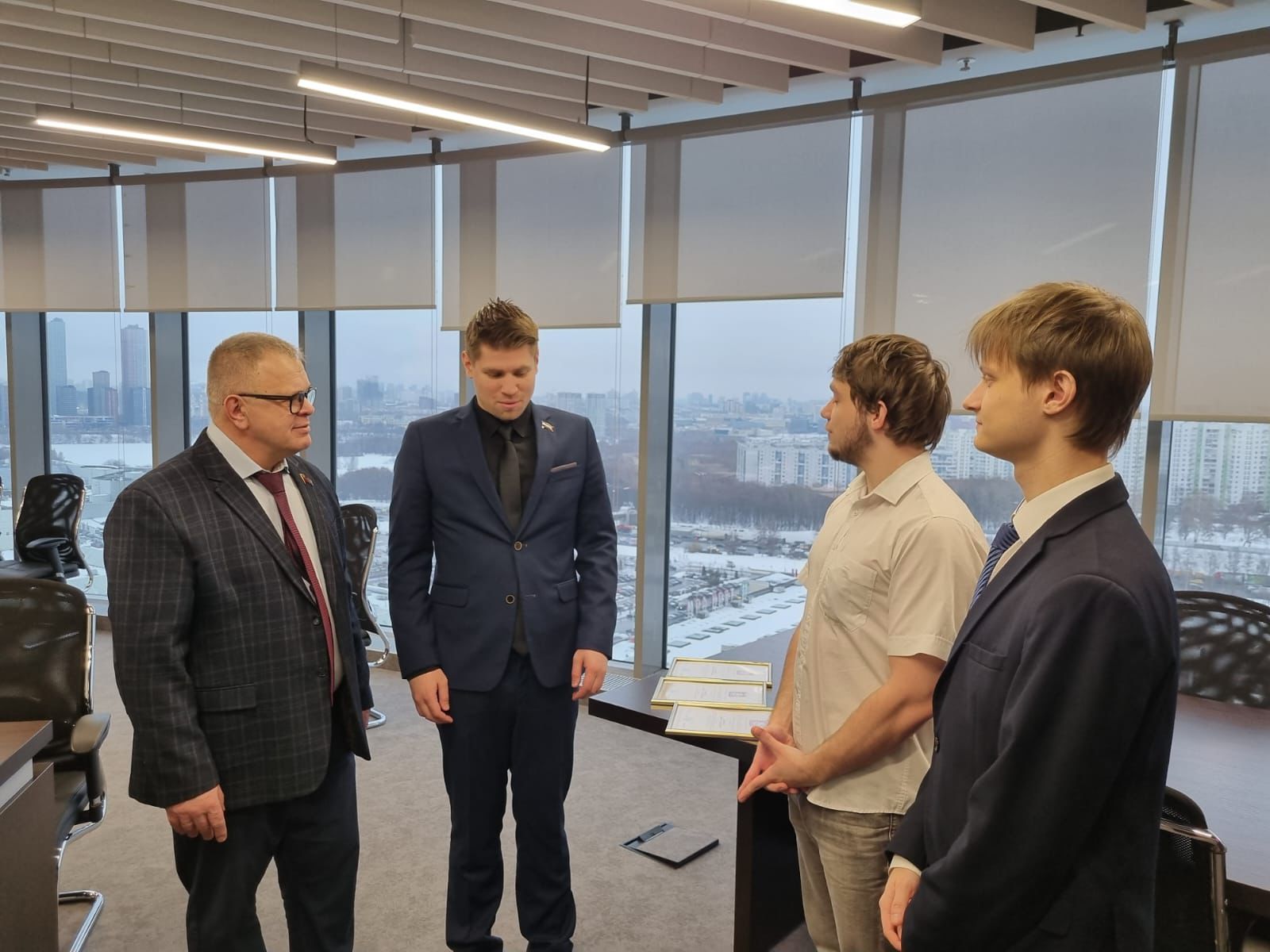 Руководитель фракции КПРФ в Мособлдуме Александр Наумов наградил волонтеров из Лобни