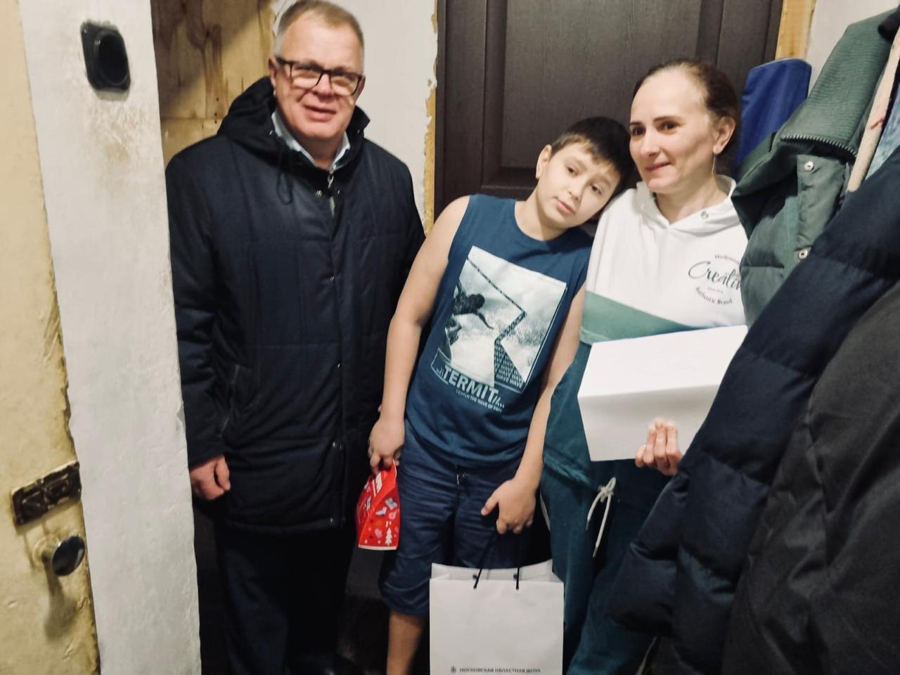 Руководитель фракции КПРФ в Мособлдуме Александр Наумов поздравил с Новым годом детей, чьи отцы участники СВО
