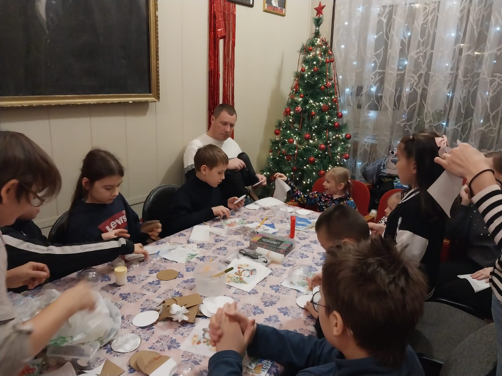В Королёвском ГК КПРФ, в преддверии Нового года, при содействии первого секретаря горкома Светланы Петровой открылась фабрика рукоделия