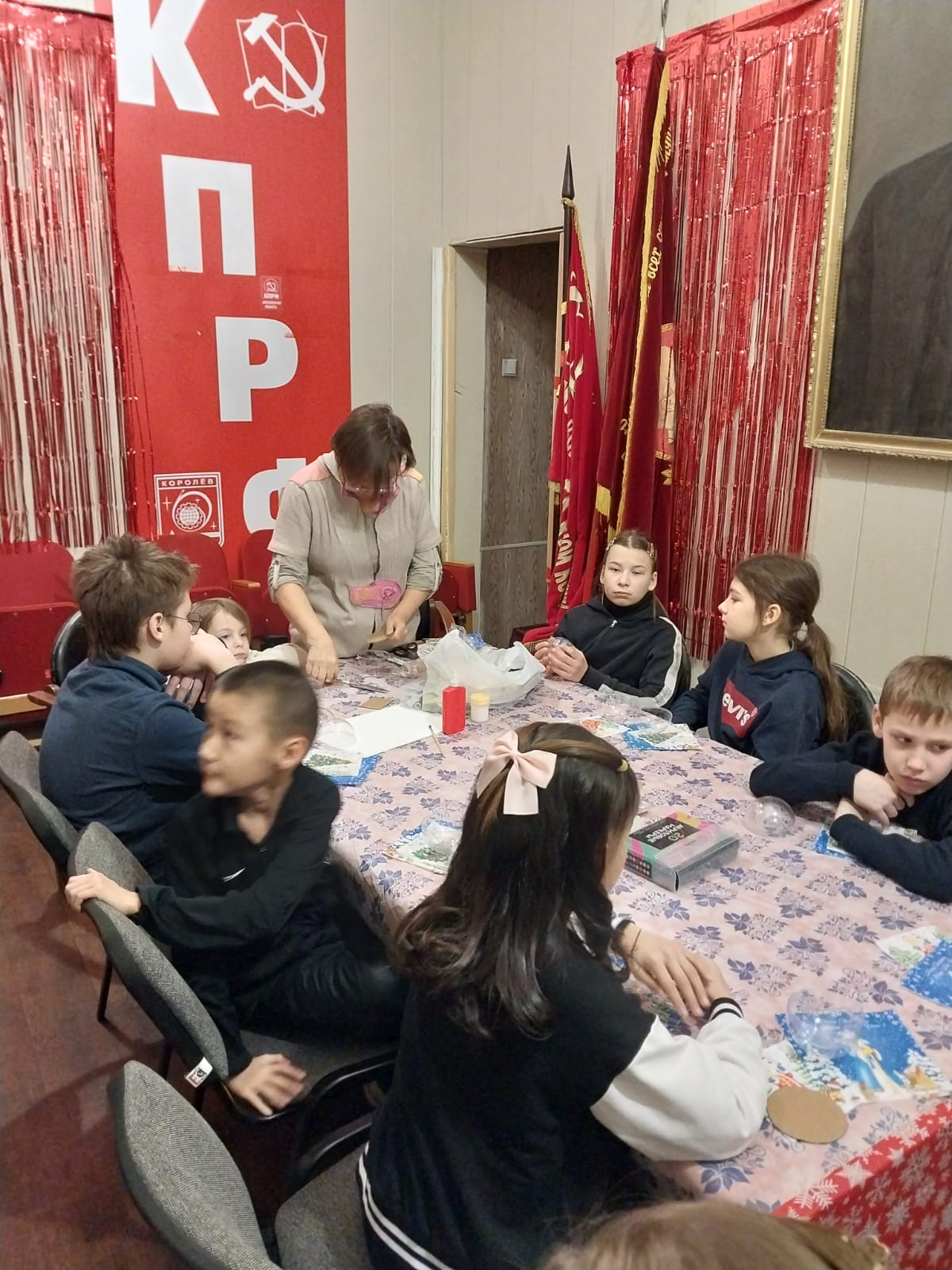 В Королёвском ГК КПРФ, в преддверии Нового года, при содействии первого секретаря горкома Светланы Петровой открылась фабрика рукоделия