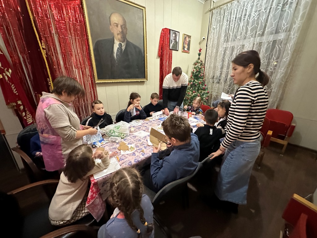 В Королёвском ГК КПРФ, в преддверии Нового года, при содействии первого секретаря горкома Светланы Петровой открылась фабрика рукоделия
