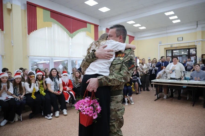 Олег Михайлович Зверев и Леонид Викторович Любимцев поздравили школьников Балашихинского лицея с наступающим Новым годом