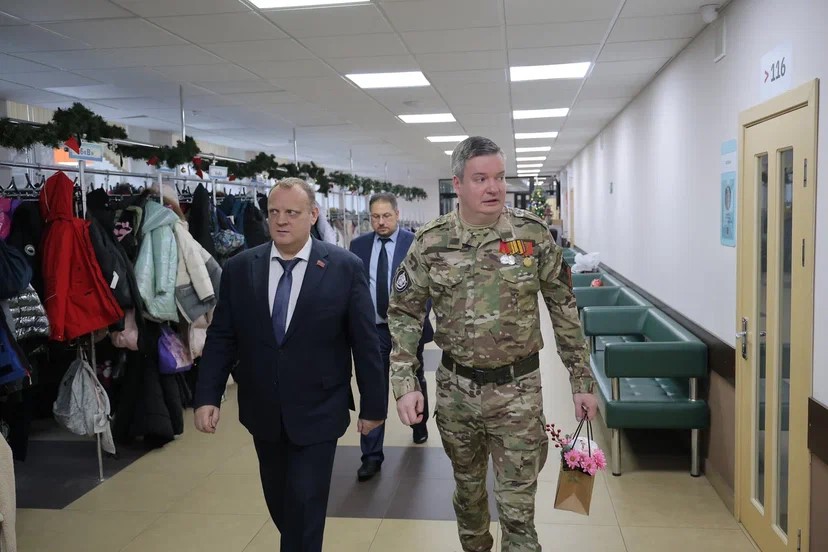 Олег Михайлович Зверев и Леонид Викторович Любимцев поздравили школьников Балашихинского лицея с наступающим Новым годом