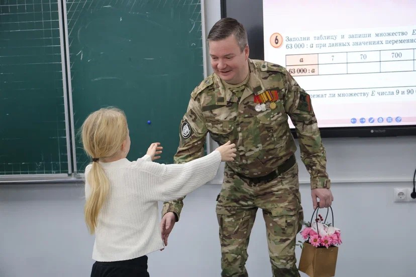 Олег Михайлович Зверев и Леонид Викторович Любимцев поздравили школьников Балашихинского лицея с наступающим Новым годом
