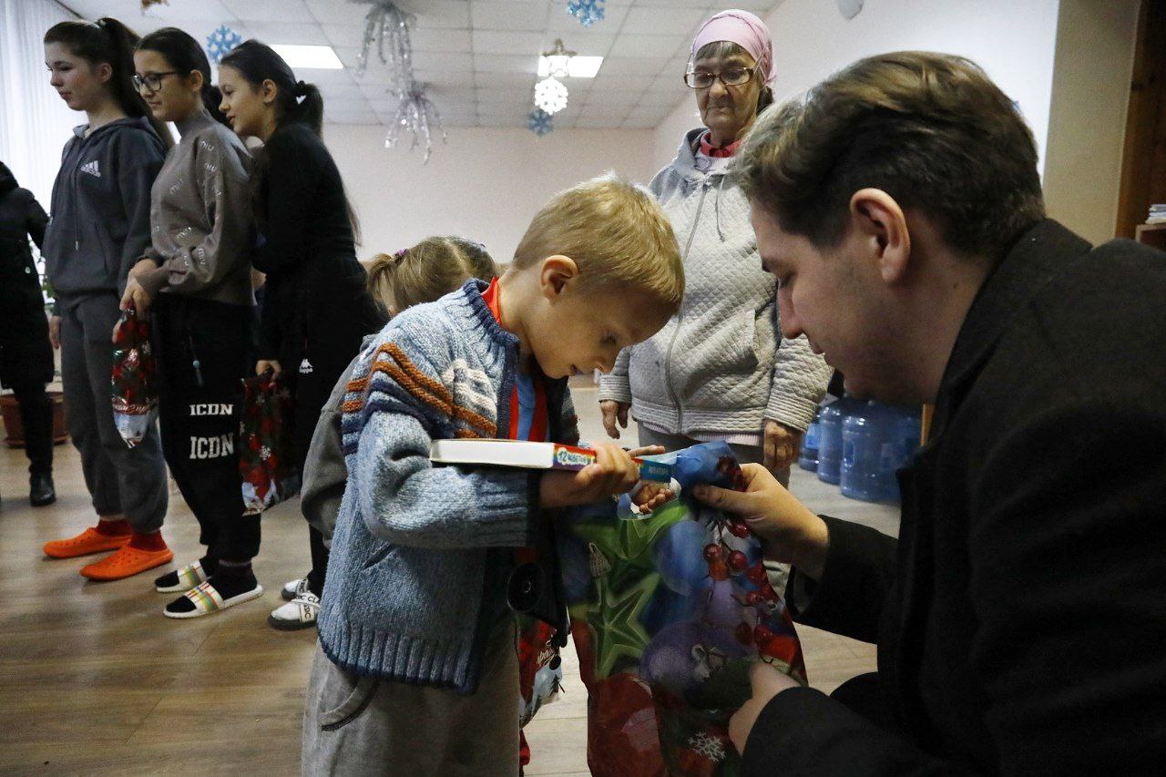 Комсомольцы предали новогодние подарки детям Белгорода