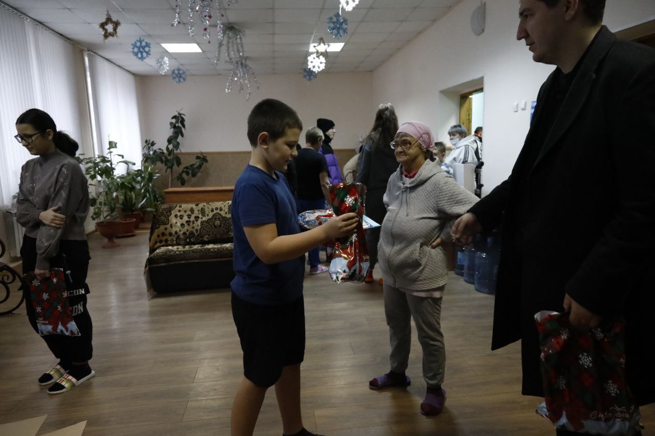 Комсомольцы предали новогодние подарки детям Белгорода