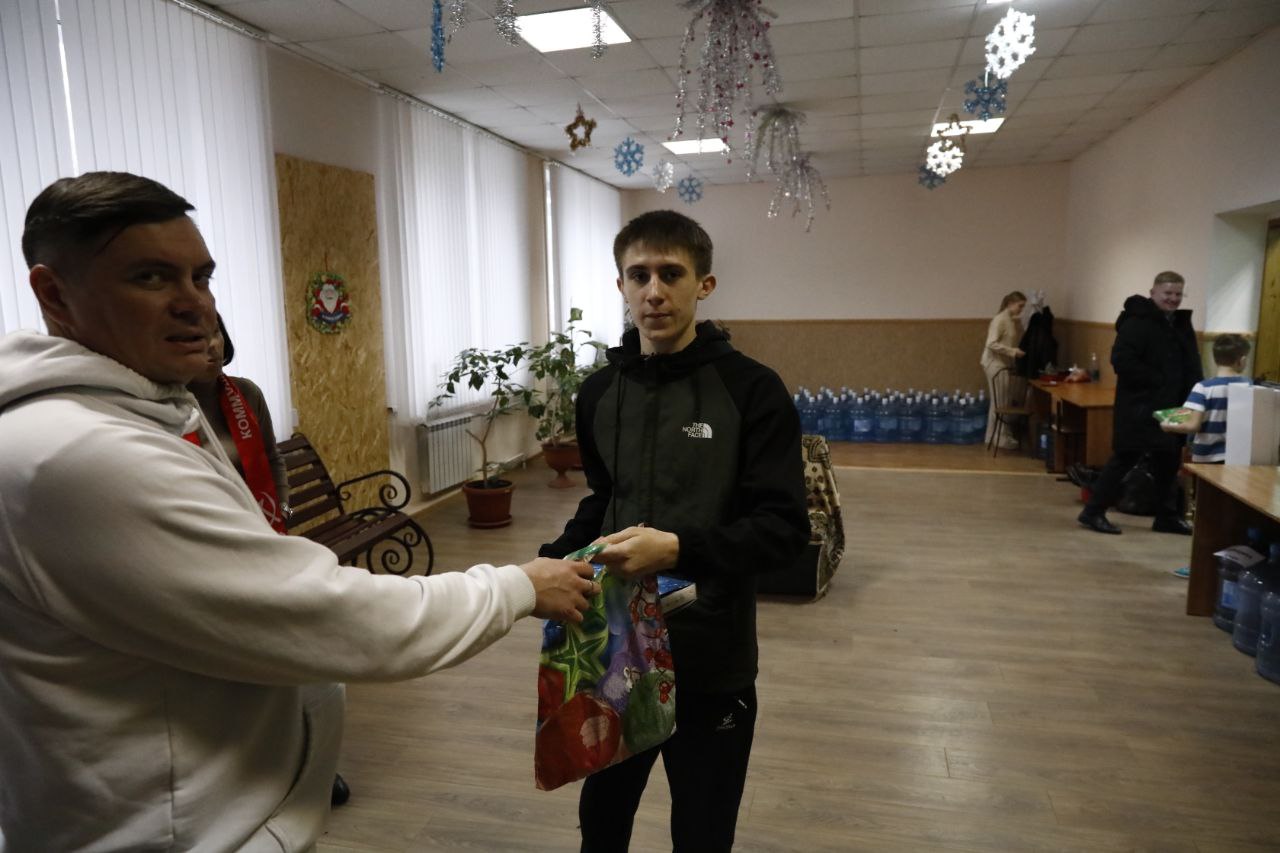 Комсомольцы предали новогодние подарки детям Белгорода