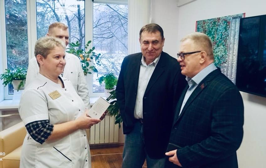 Руководитель фракции КПРФ Александр Наумов поздравил медработников Ступино
