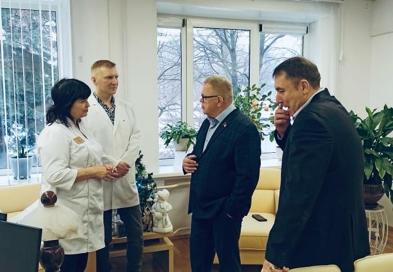 Руководитель фракции КПРФ Александр Наумов поздравил медработников Ступино