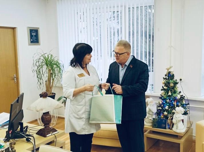 Руководитель фракции КПРФ Александр Наумов поздравил медработников Ступино