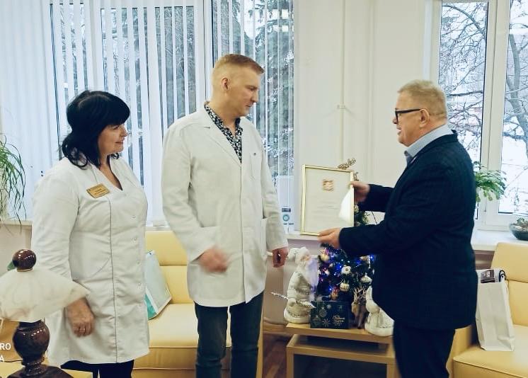 Руководитель фракции КПРФ Александр Наумов поздравил медработников Ступино