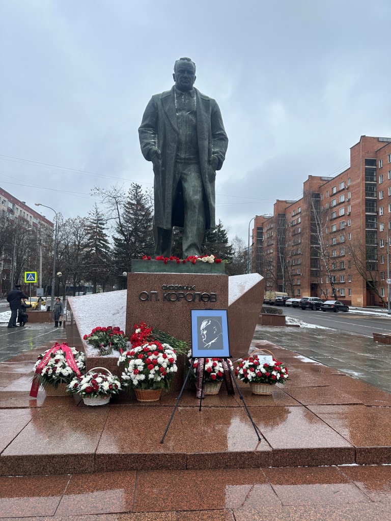 Коммунисты Королёва возложили цветы к памятнику Сергею Королёву