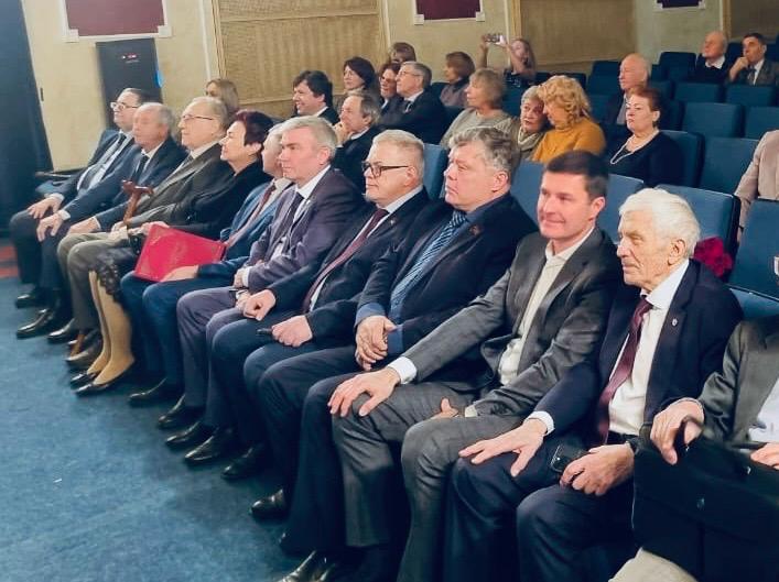 Депутаты-коммунисты Мособлдумы Александр Наумов и Олег Емельянов поздравили с юбилеем член-корреспондента РАН Николая Андреева