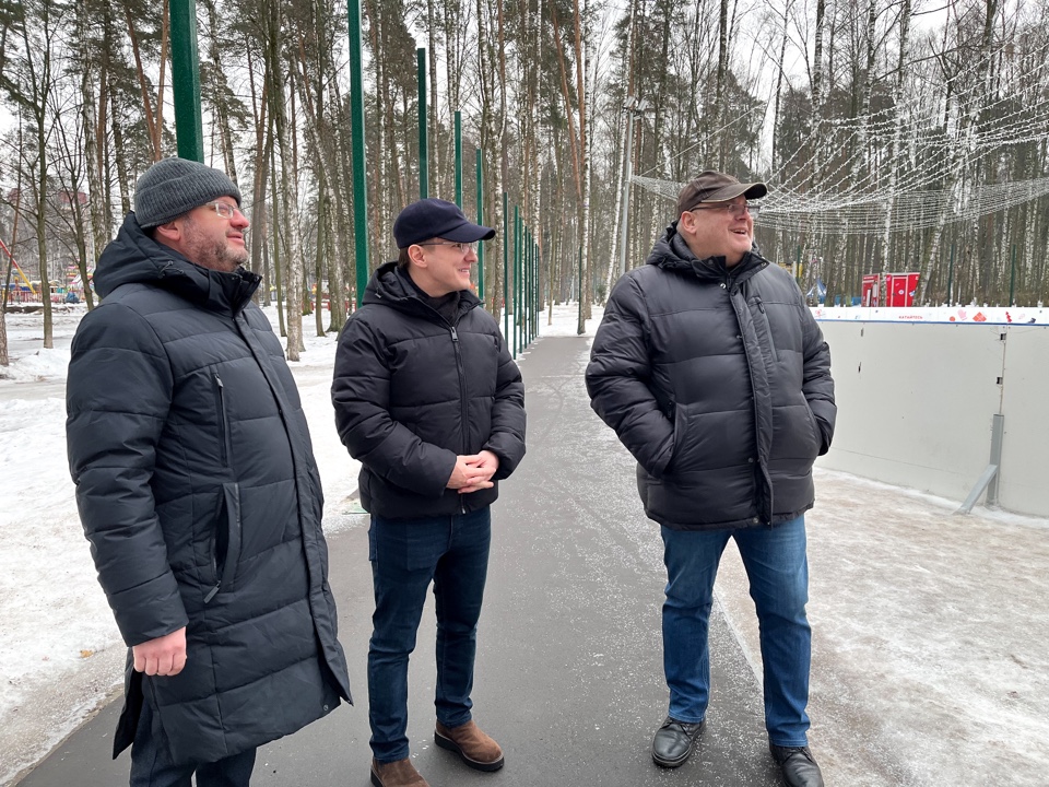 Депутат Мособлдумы Марк Черемисов проверил готовность обновленного катка в Богородском городском округе