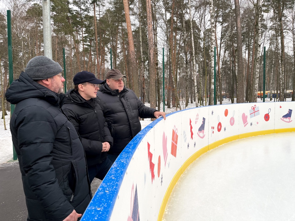 Депутат Мособлдумы Марк Черемисов проверил готовность обновленного катка в Богородском городском округе
