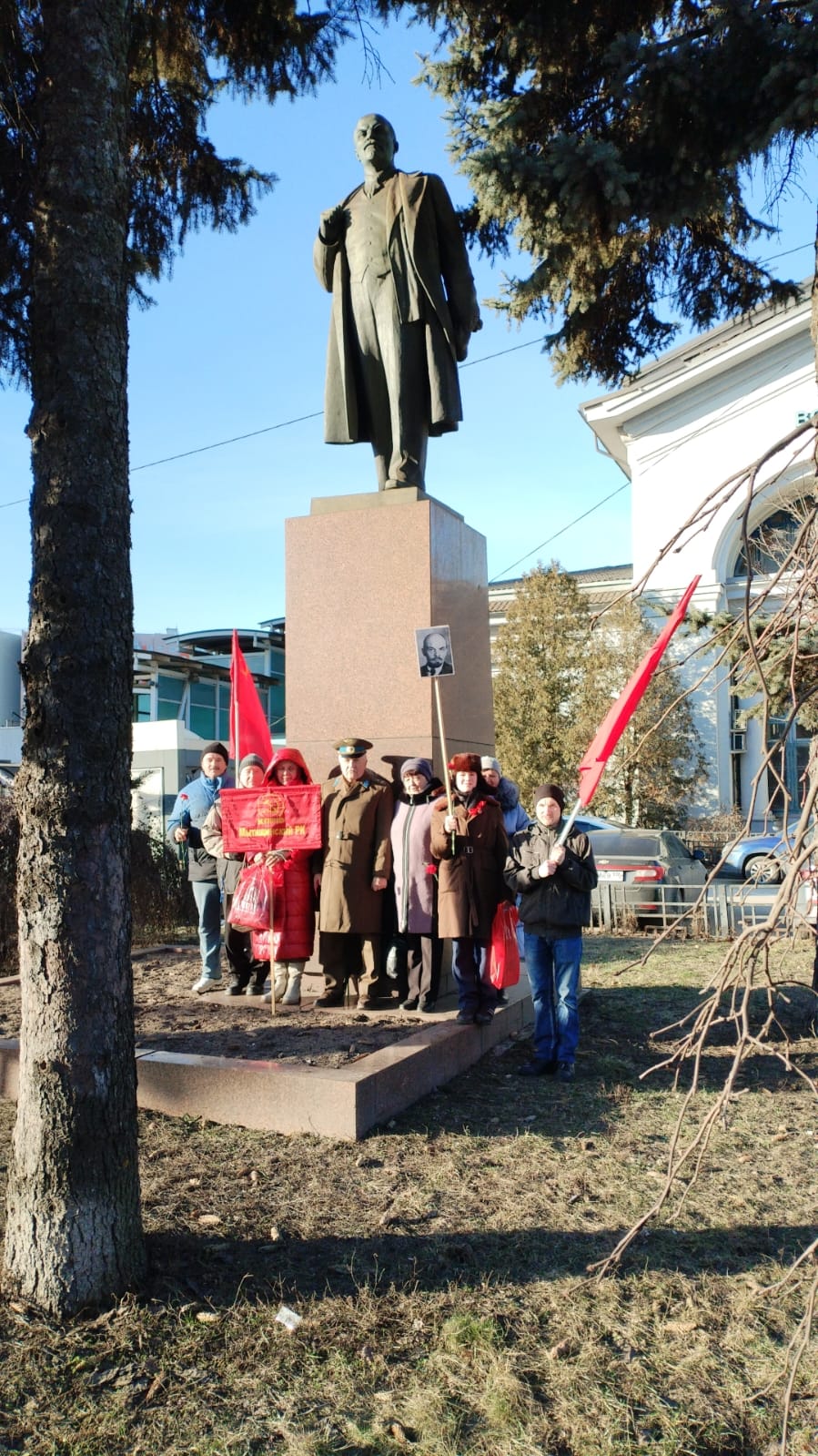 Цветы В.И. Ленину в Мытищах