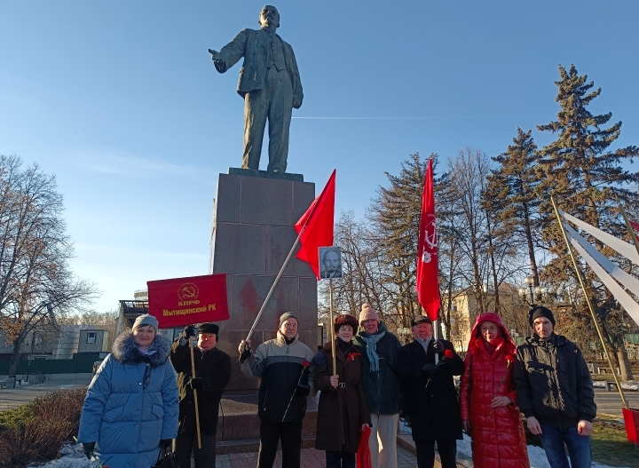 Цветы В.И. Ленину в Мытищах
