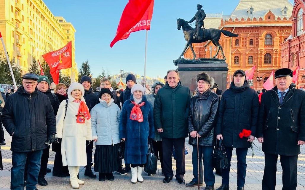 Ленин жил! Ленин жив! Ленин будет жить!