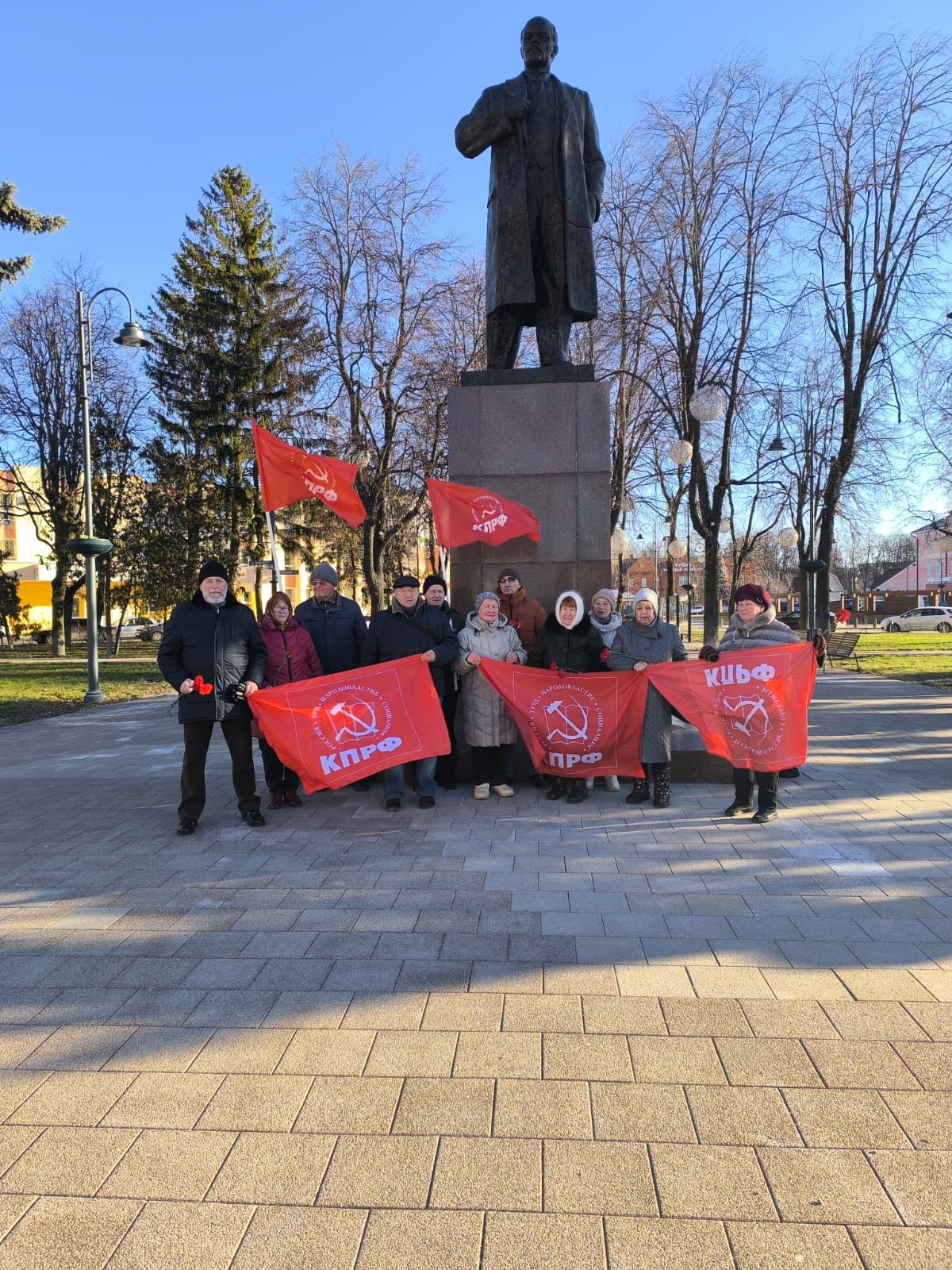 Ленин жил! Ленин жив! Ленин будет жить!