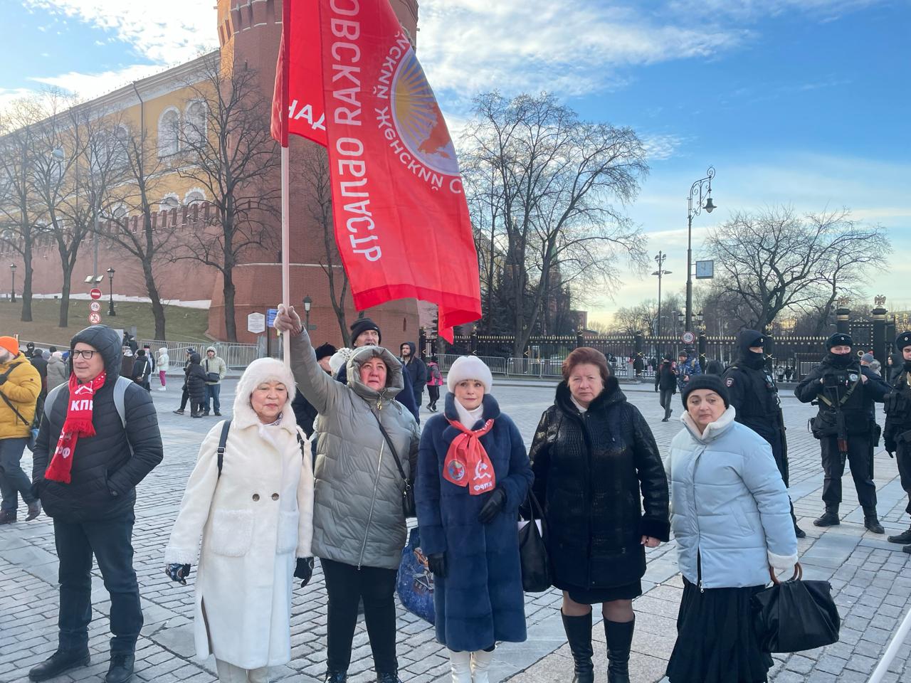 Ленин жил! Ленин жив! Ленин будет жить!