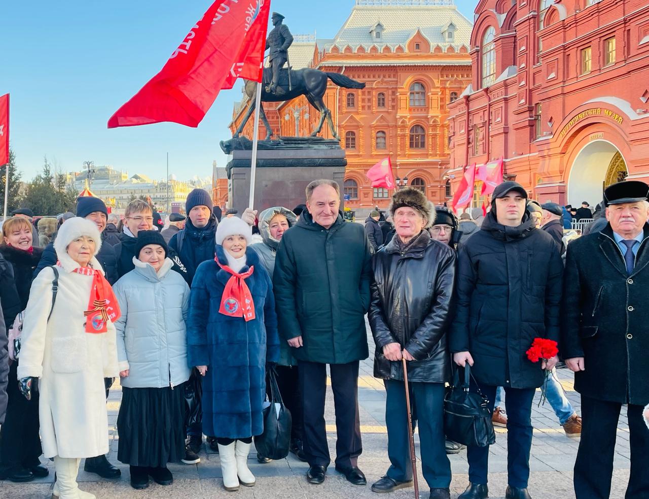Ленин жил! Ленин жив! Ленин будет жить!