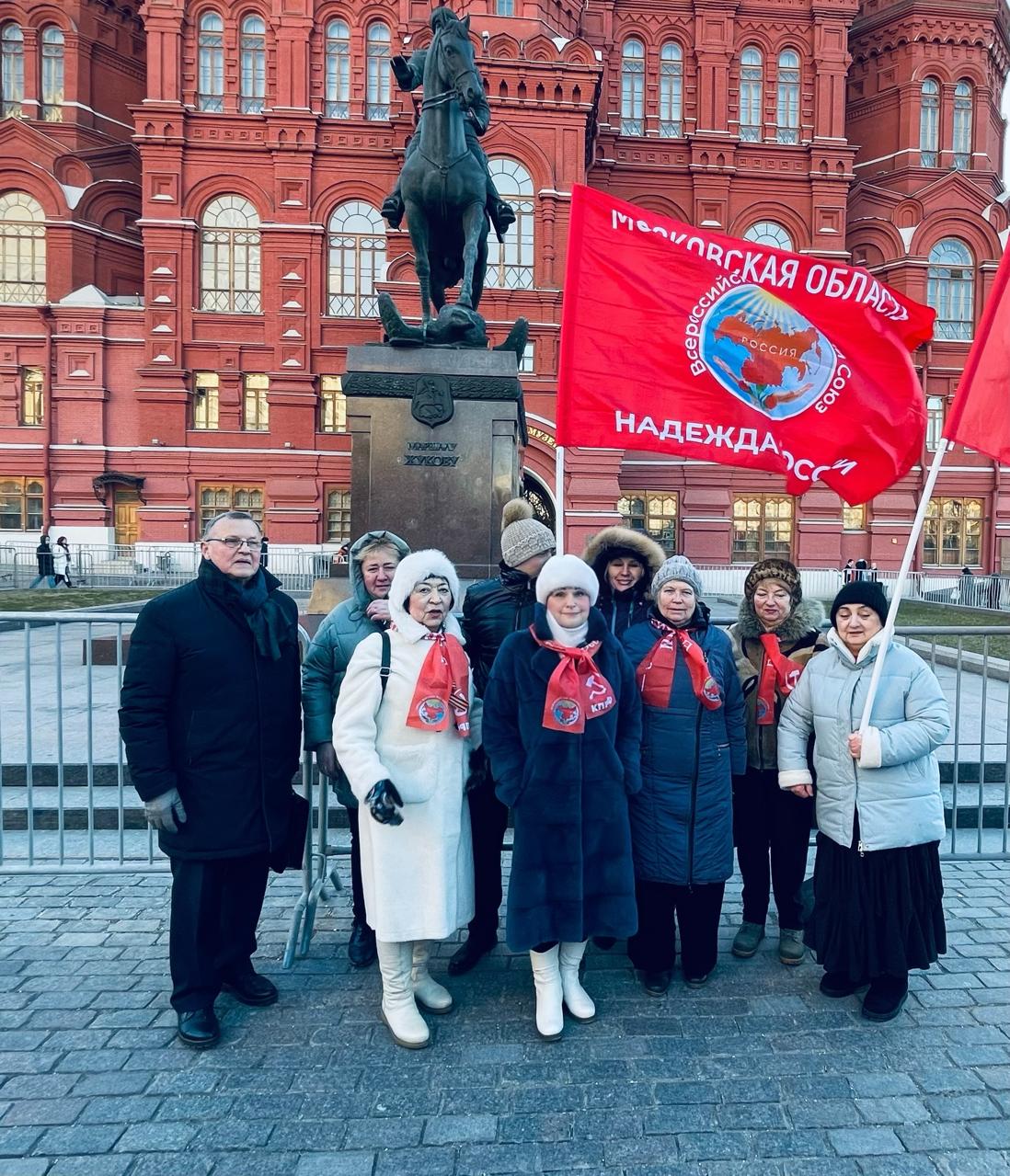 Ленин жил! Ленин жив! Ленин будет жить!
