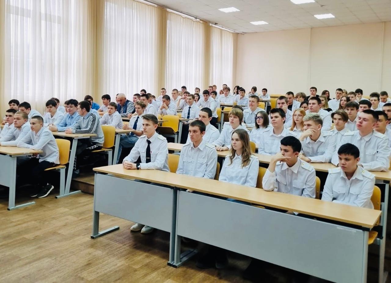 Руководитель фракции КПРФ в Мособлдуме Александр Наумов поздравил учащихся Ожерельевского железнодорожного колледжа с Днем студента
