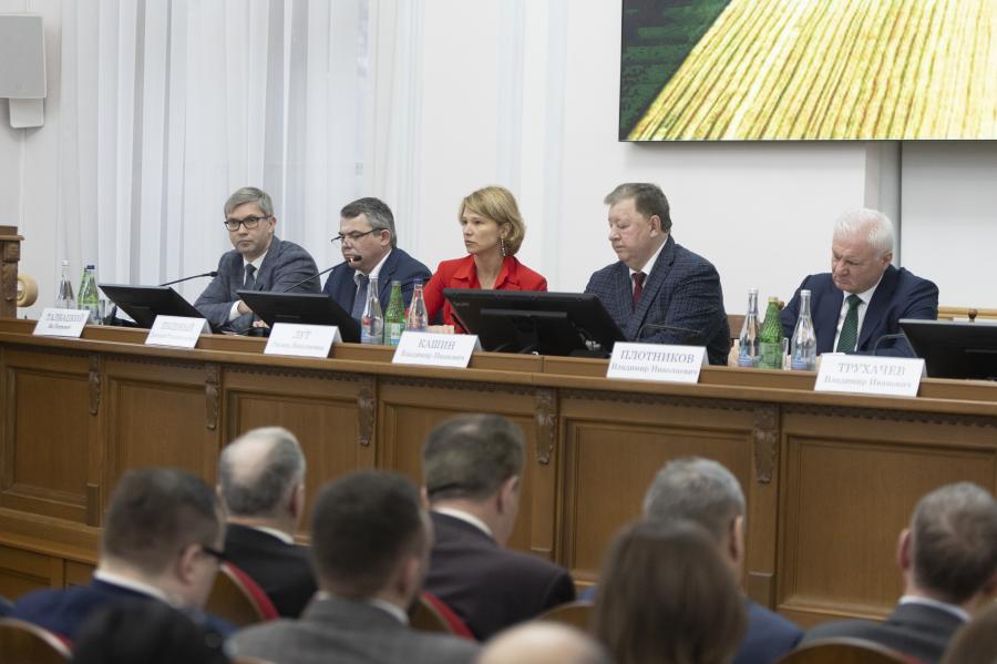 В.И.Кашин провел парламентские слушания на тему: «Развитие кадрового потенциала агропромышленного комплекса: законодательные основы, роль государства и бизнеса»