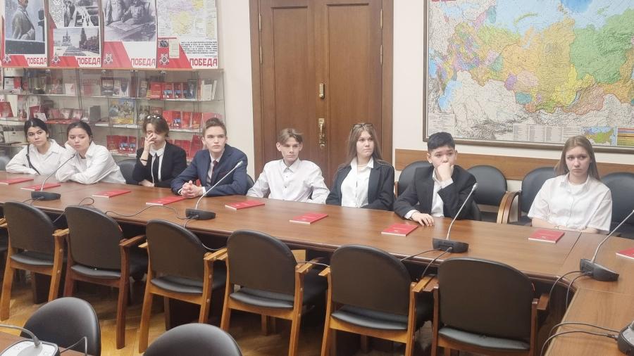 Школьники из Подмосковья встретились в Государственной Думе с депутатами фракции КПРФ