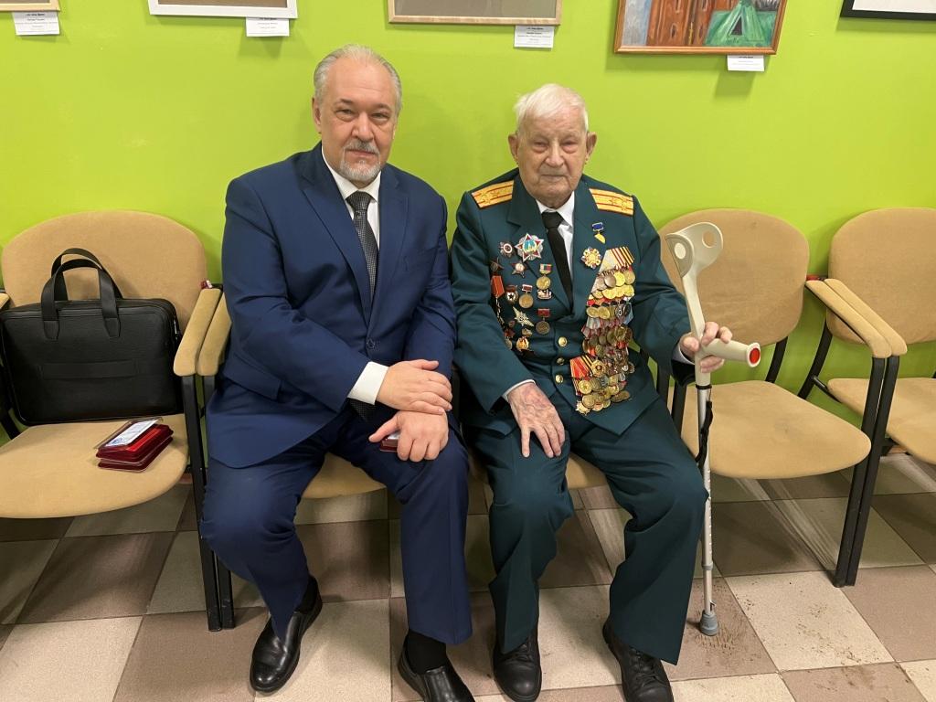 Старейший коммунист Подмосковья посетил выставку военного мундира