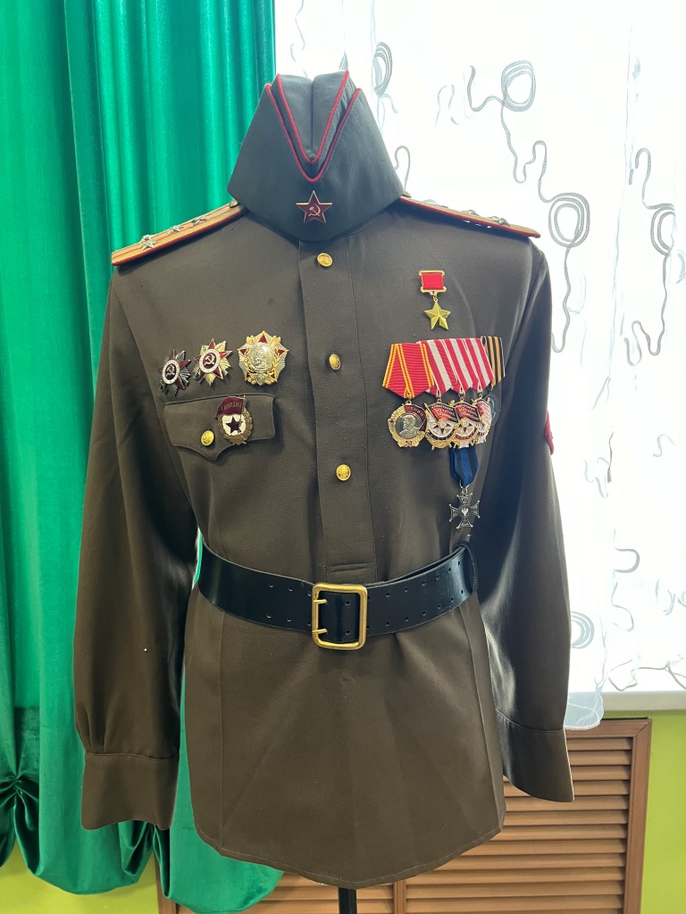 Старейший коммунист Подмосковья посетил выставку военного мундира