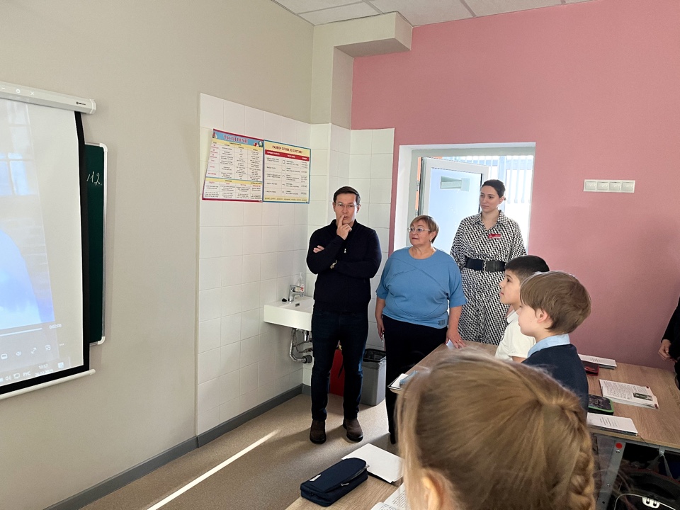 Депутат Мособлдумы Марк Черемисов приехал с визитом в ЦО №8 в Богородском городском округе